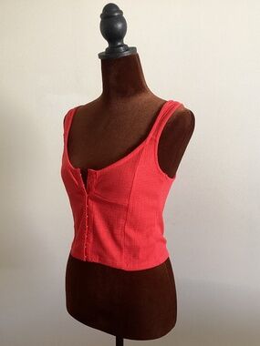 Tank with front hook closure